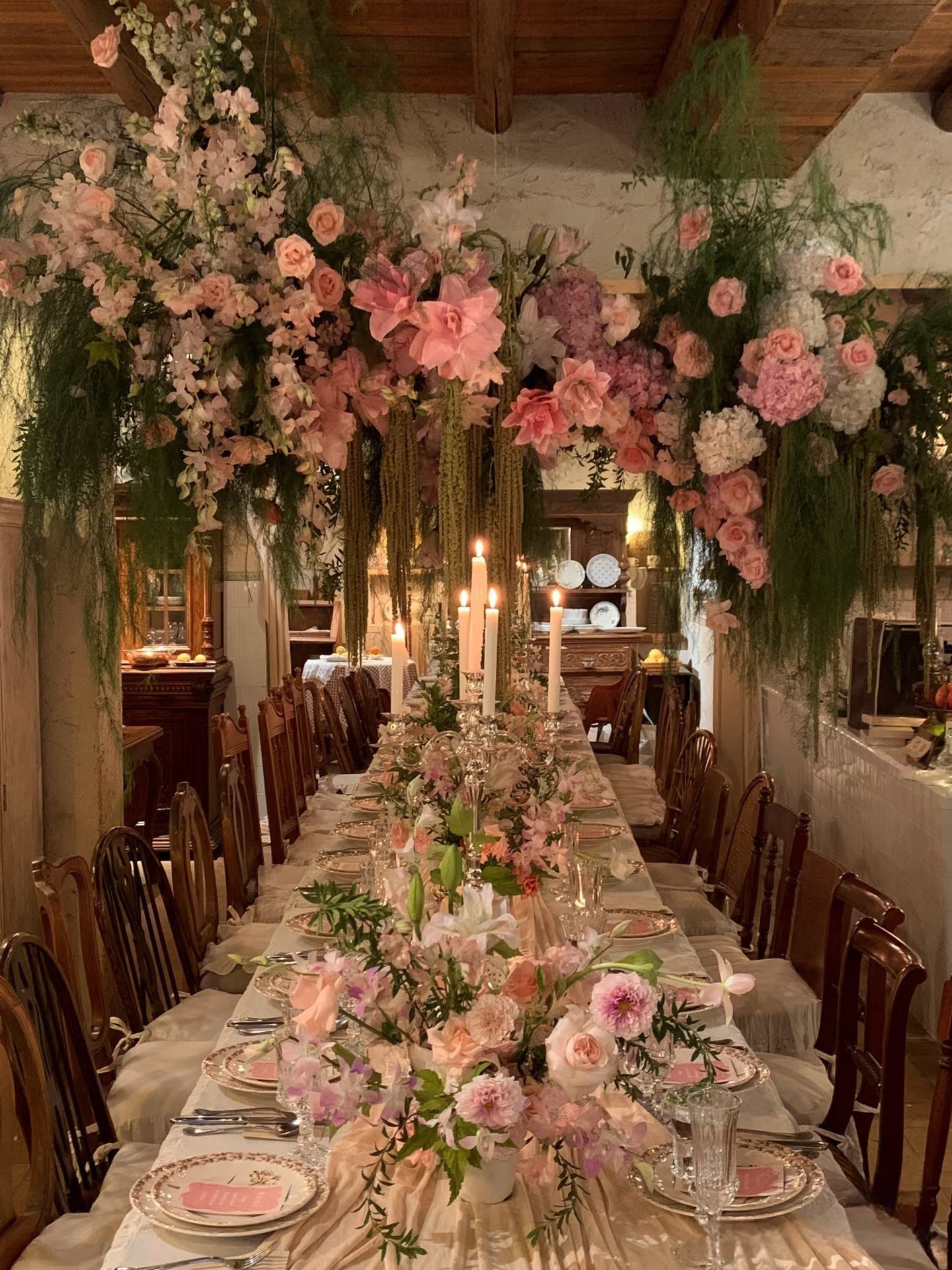 Restaurant floral table styling