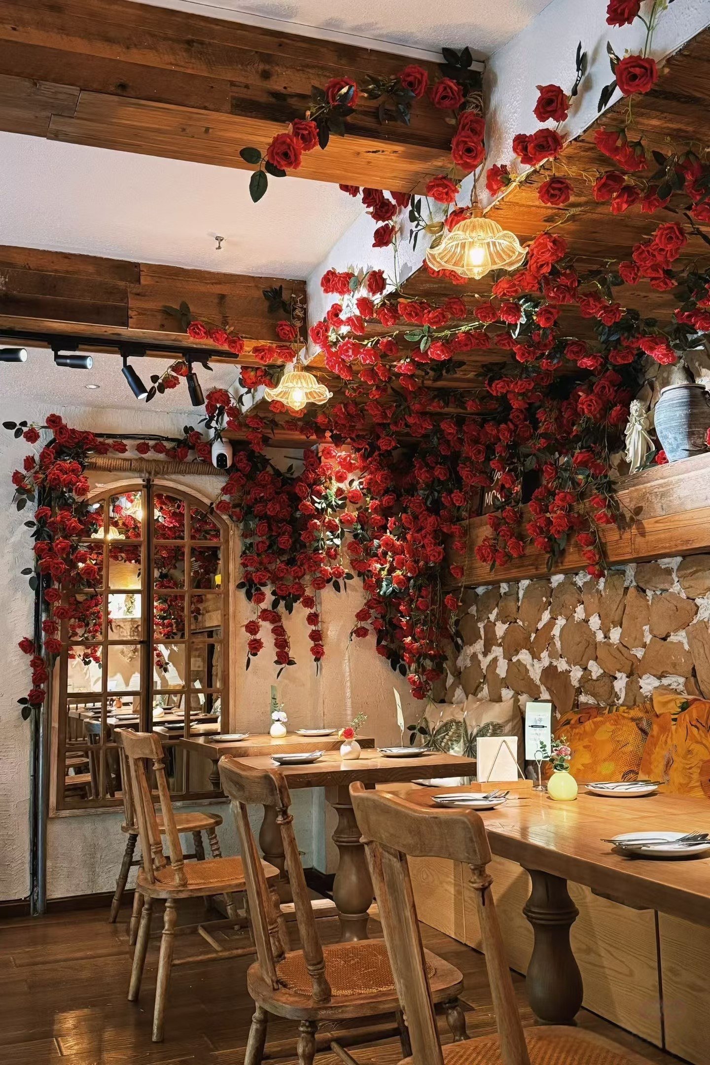Restaurant floral wall atmosphere